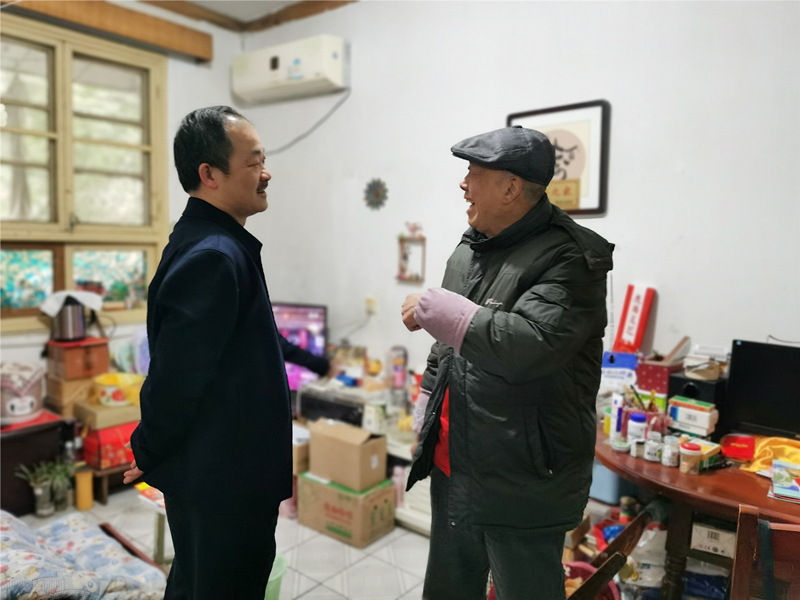 4、2月4日，汤向东慰问老领导易文林_副本_副本.jpg
