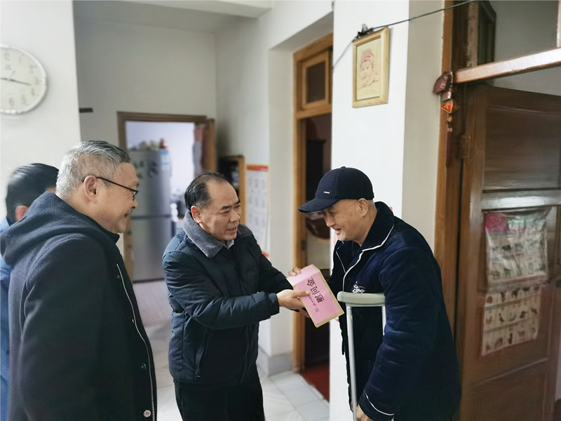 6、2月8日，盛希慰问党员黄励,到家中对其重病出院的父亲。_副本_副本.jpg
