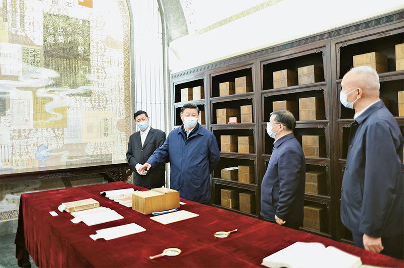 2023年6月2日，中共中央总书记、国家主席、中央军委主席习近平在北京出席文化传承发展座谈会并发表重要讲话。这是座谈会前，习近平1日下午在中国国家版本馆考察时，在兰台洞库了解馆藏精品版本保存情况。 新华社记者 鞠鹏/摄